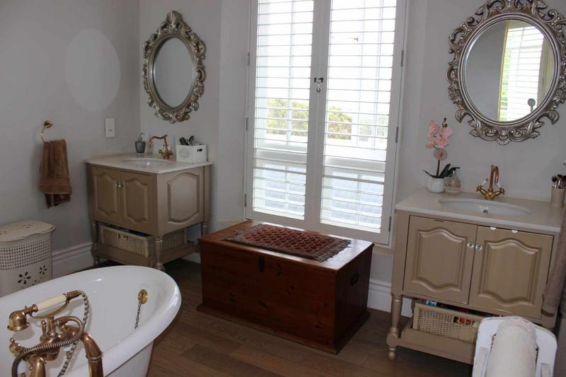 5 Bedroom Property for Sale in Sir Lowrys Pass Village Western Cape